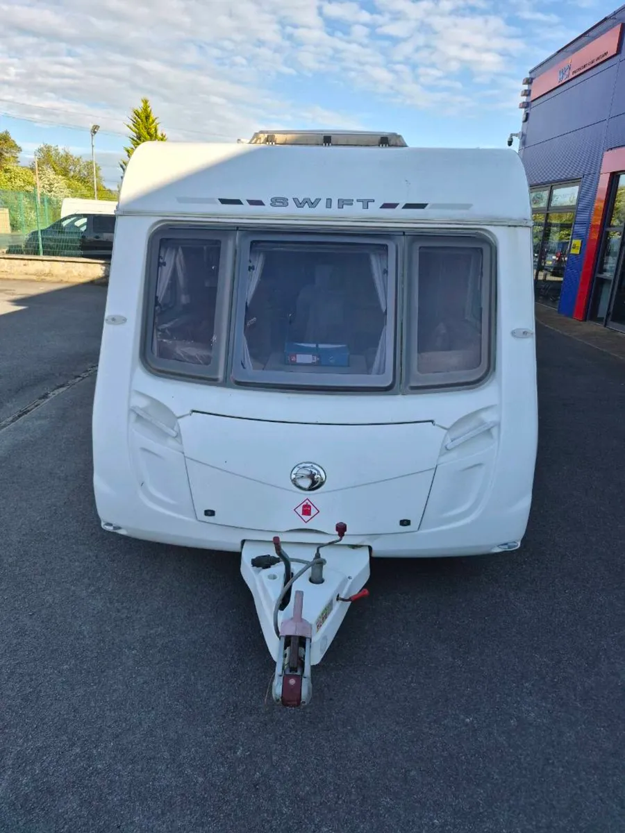 Swift Challenger 570 (Fixed Bed) - Image 3