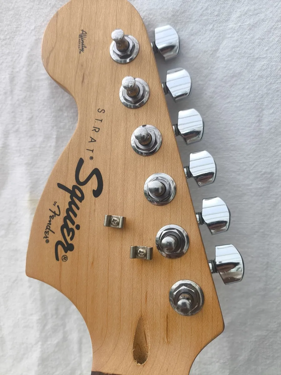 LEFT HANDED Squier Affinity Strat + Amp - Image 2