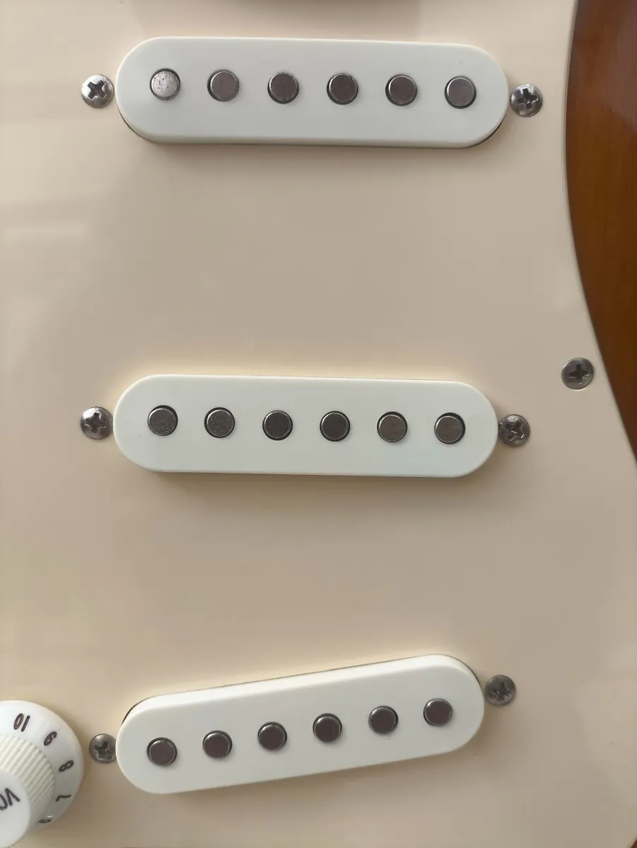 LEFT HANDED Squier Affinity Strat + Amp - Image 3