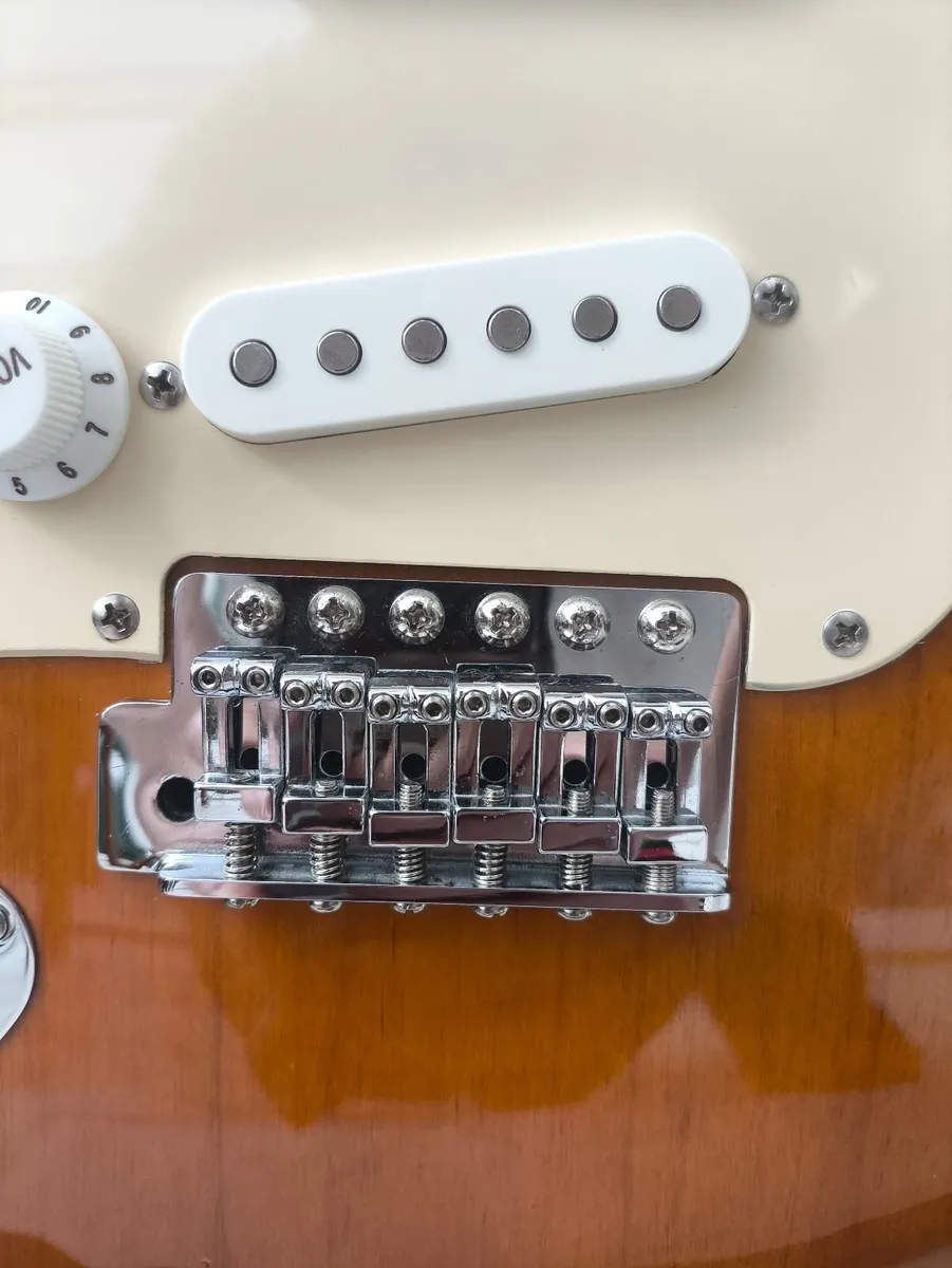 LEFT HANDED Squier Affinity Strat + Amp - Image 4