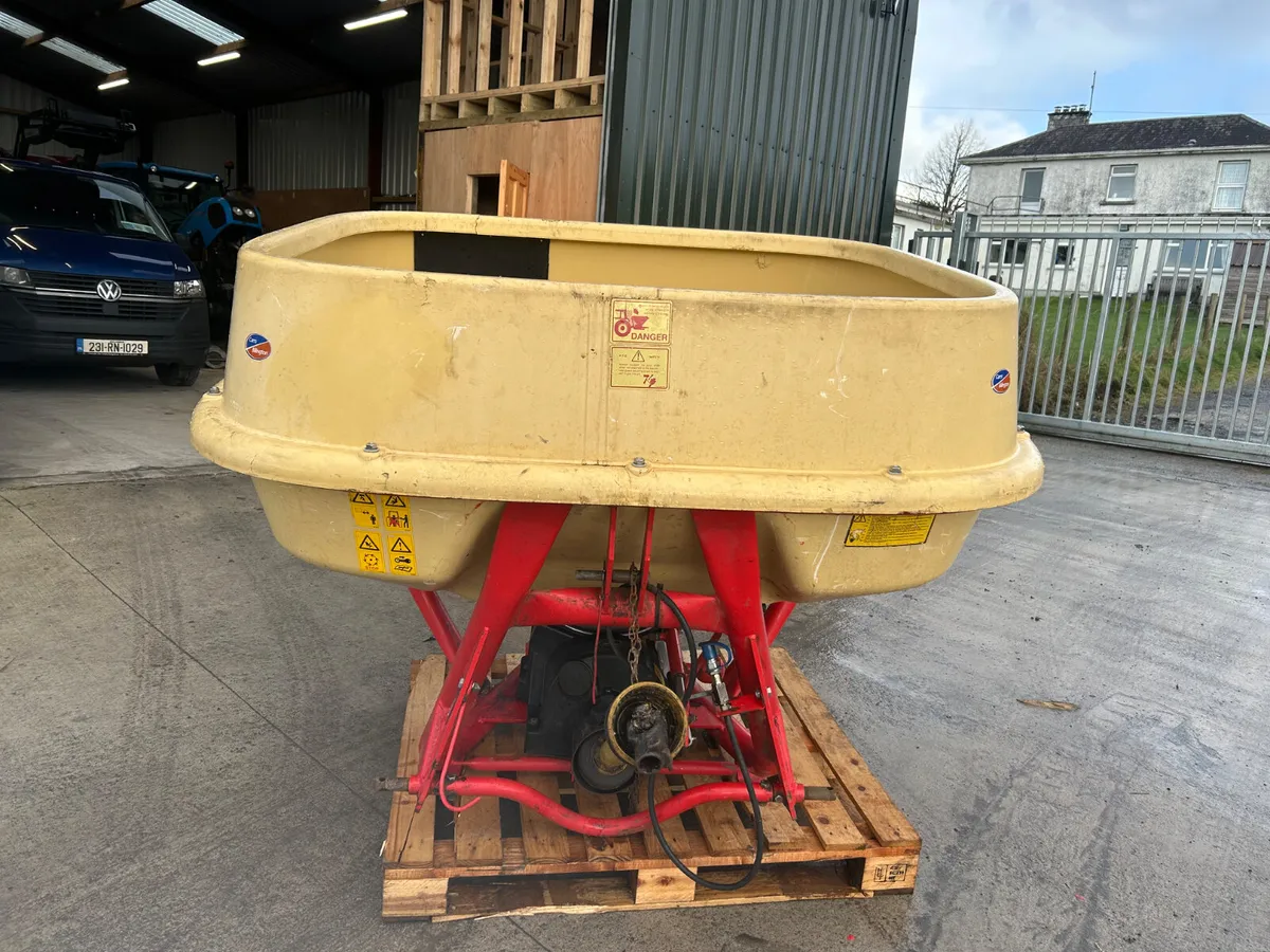 Vicon 1 Tonne Fertiliser Spreader - Image 1