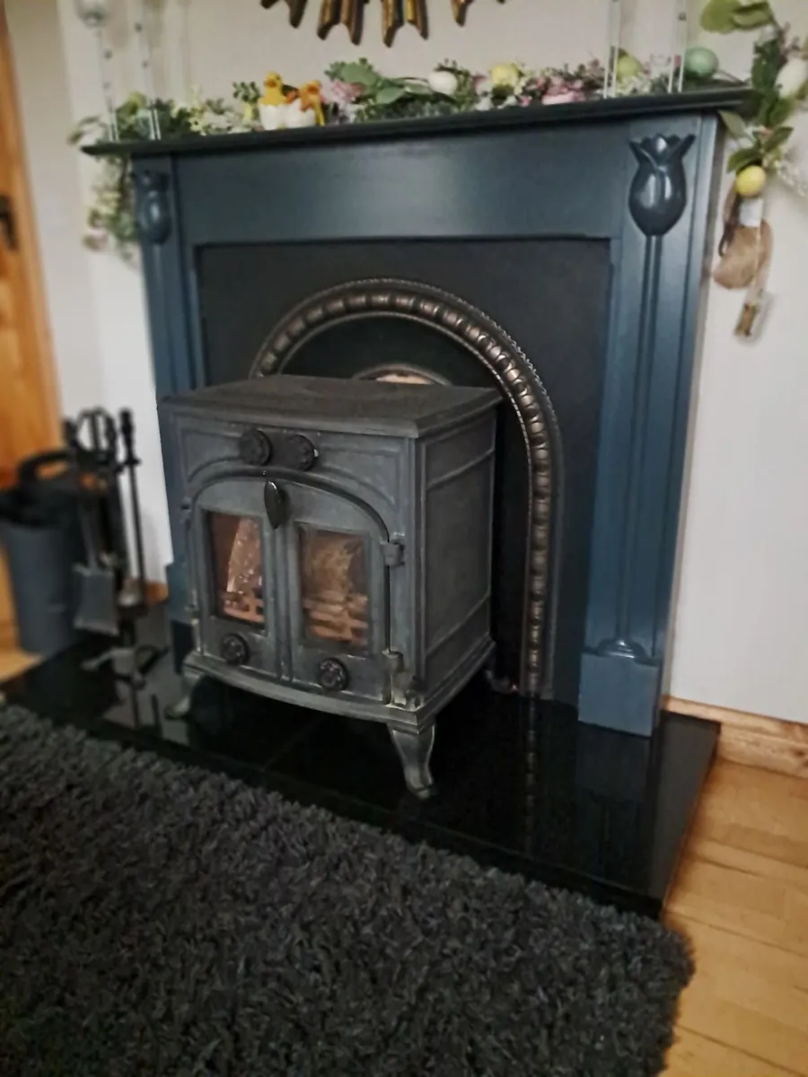 Solid fuel stove (non back boiler) and mantel