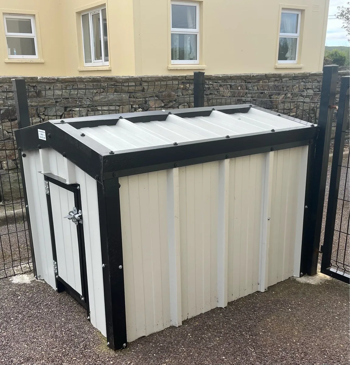 Dog House/Kennel - Image 1