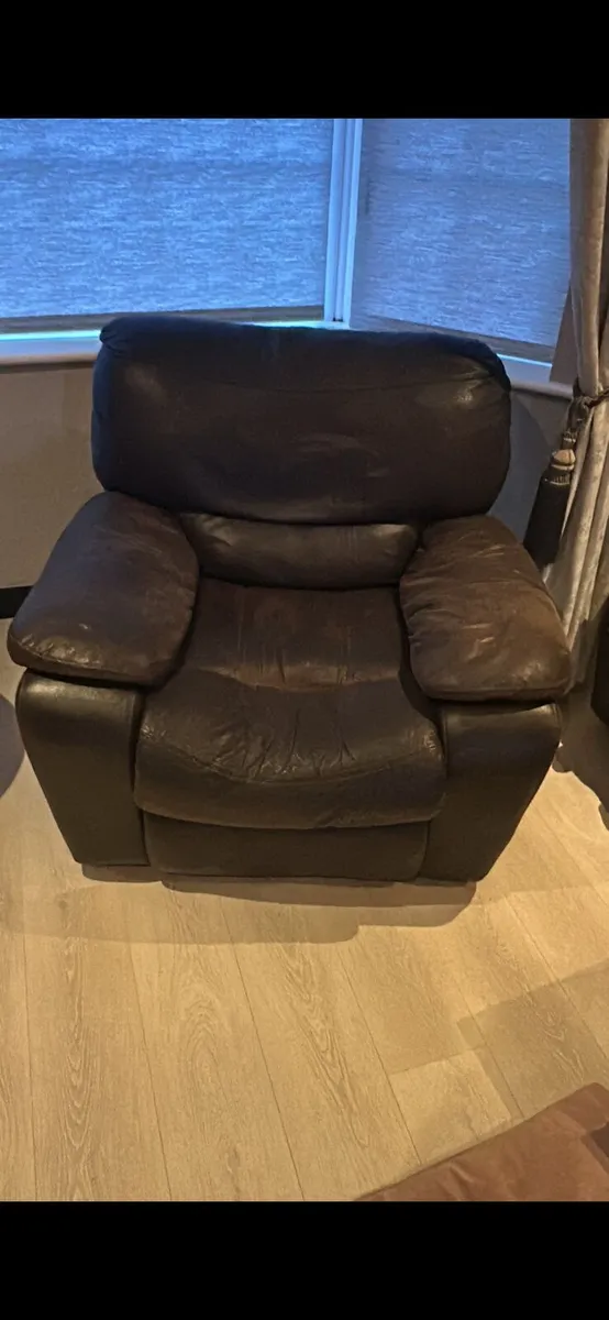 2 recliner chairs - Image 1