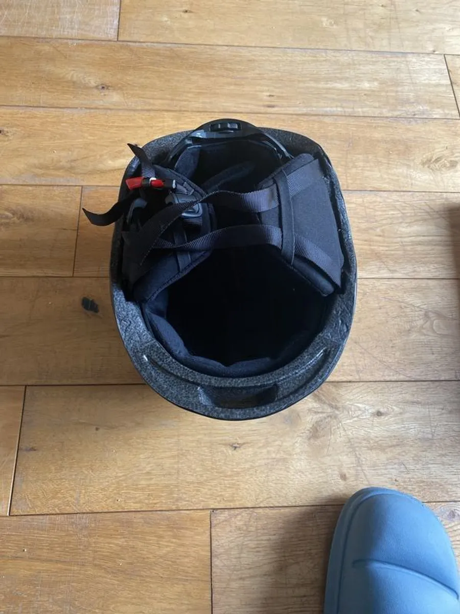 Skiing Helmet - Image 1