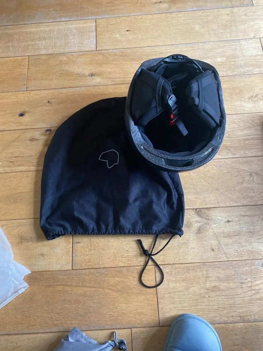 Skiing Helmet - Image 3