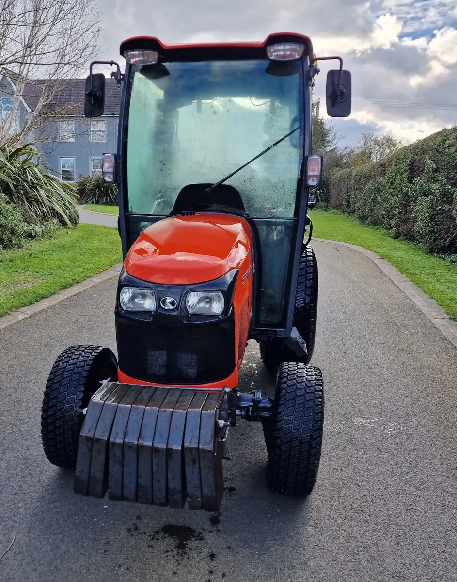Kubota STW40 Compact Tractor - Image 2