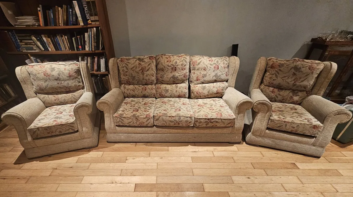 3 piece suite Floral design sofa armchairs settee - Image 1