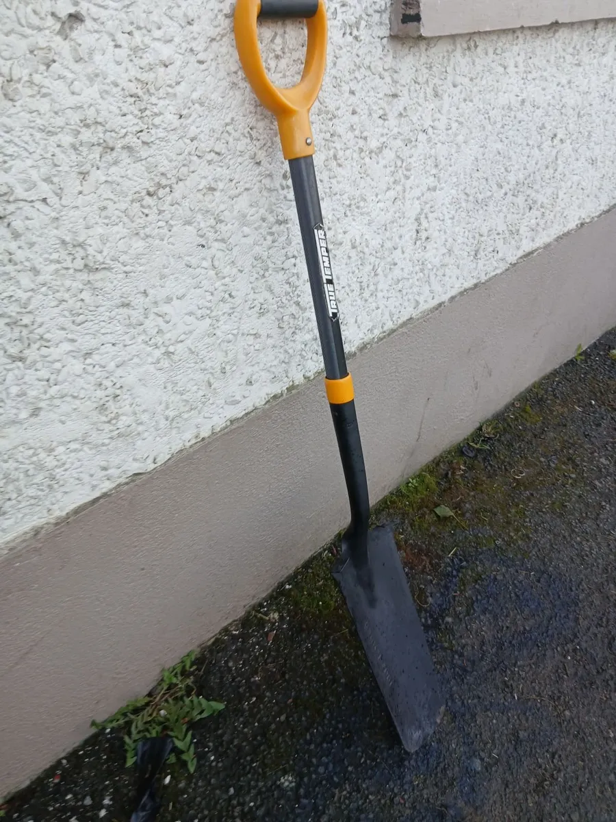 Tulf shovel in excellent condition price too sell - Image 1