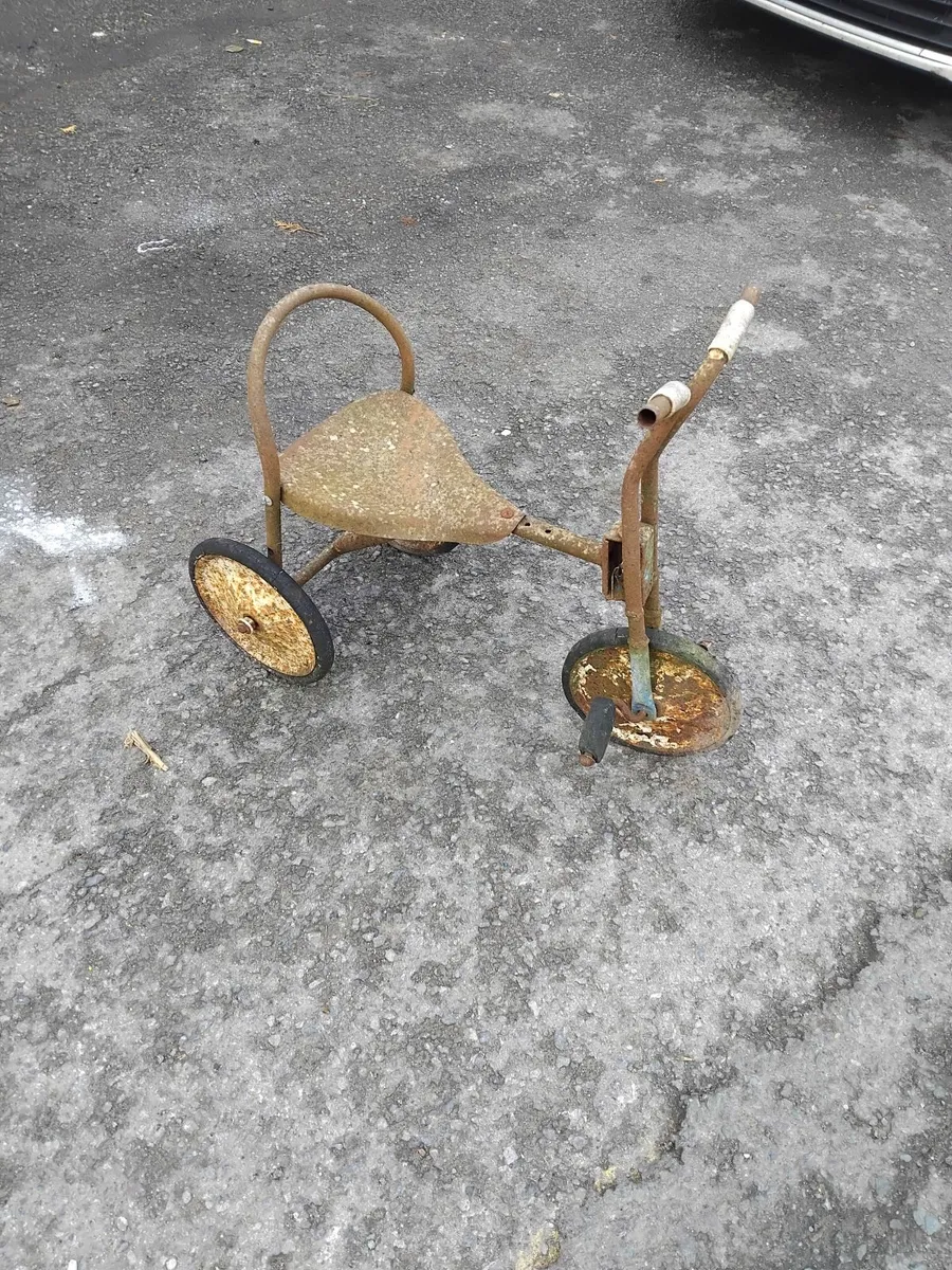 Very old tricycle read about add priced 50e - Image 1