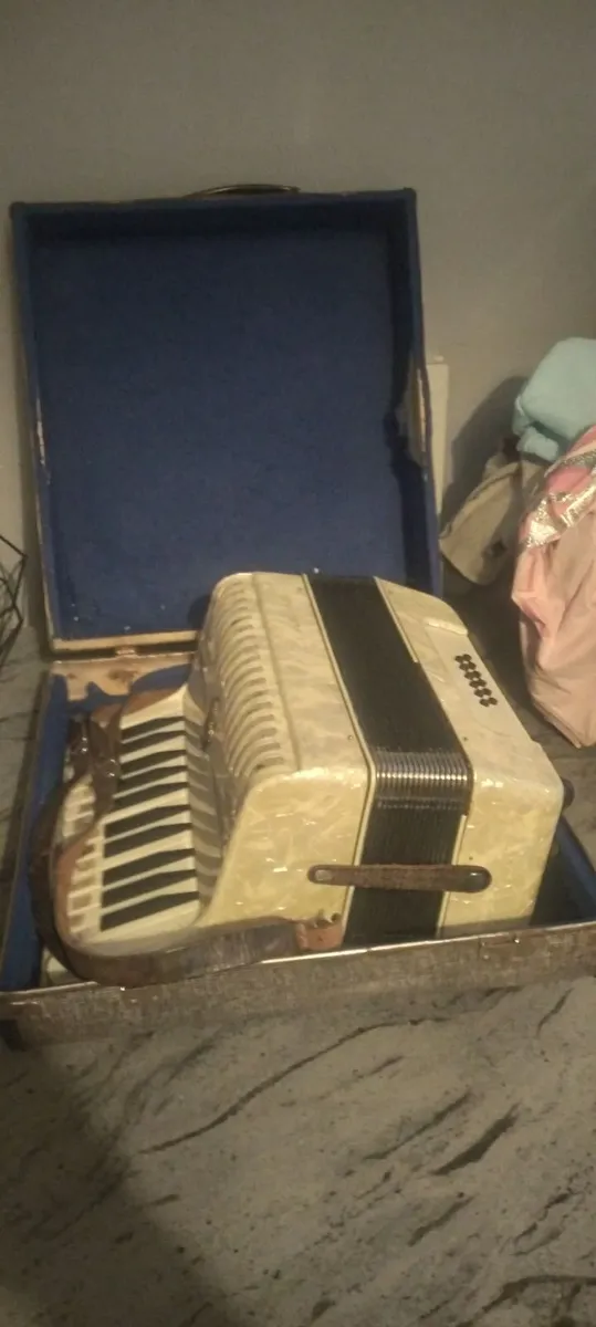 Piano accordion read about add priced 100e - Image 3