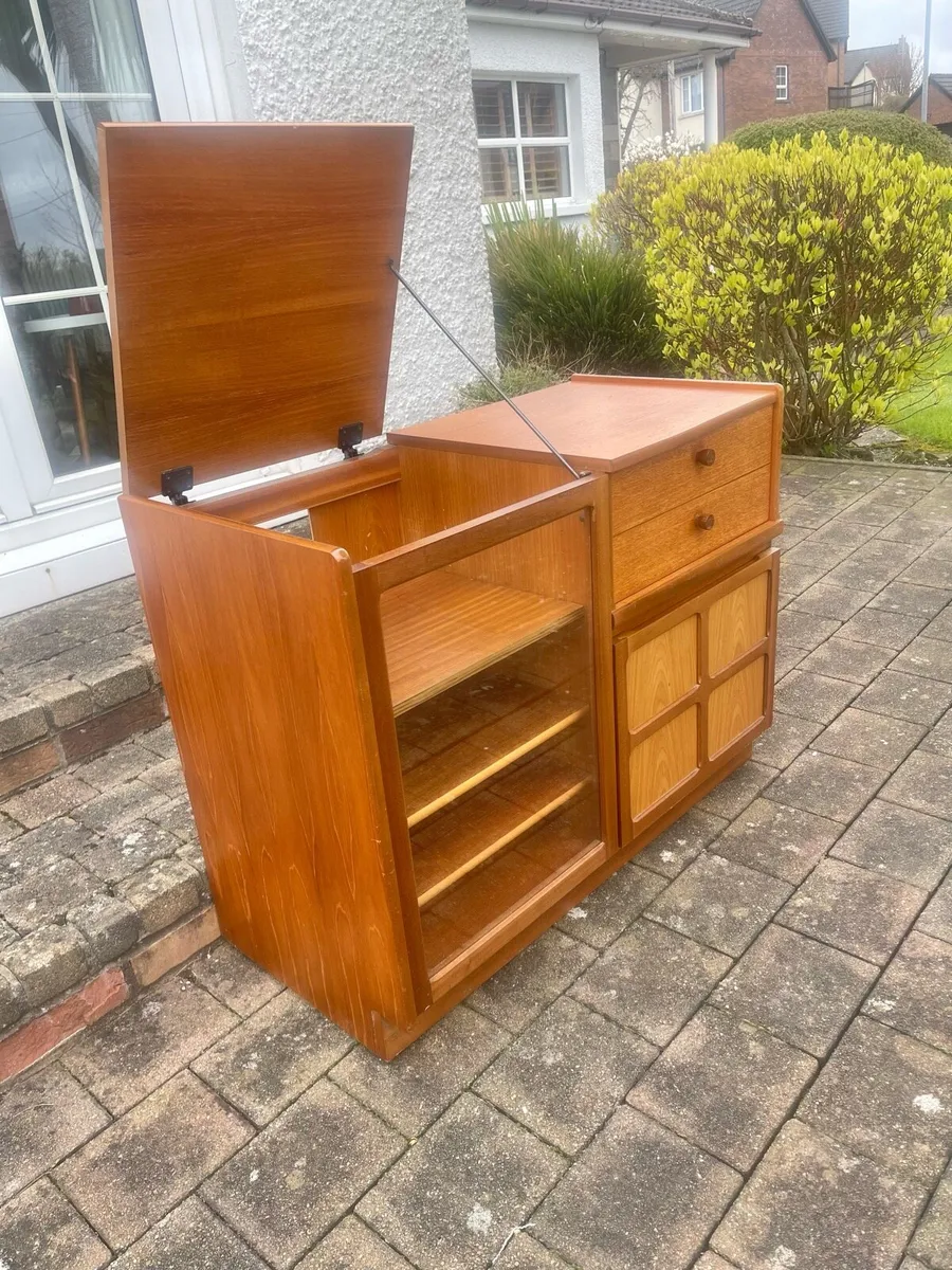Mid century media chest - Image 1