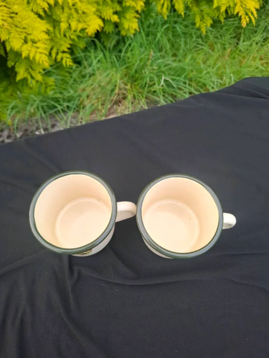 Lot of 2 enamel chicken cups postage possible - Image 2