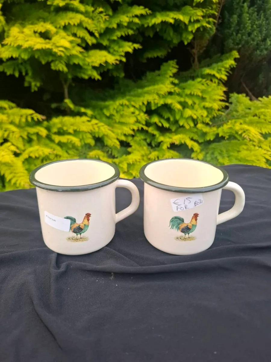 Lot of 2 enamel chicken cups postage possible - Image 1