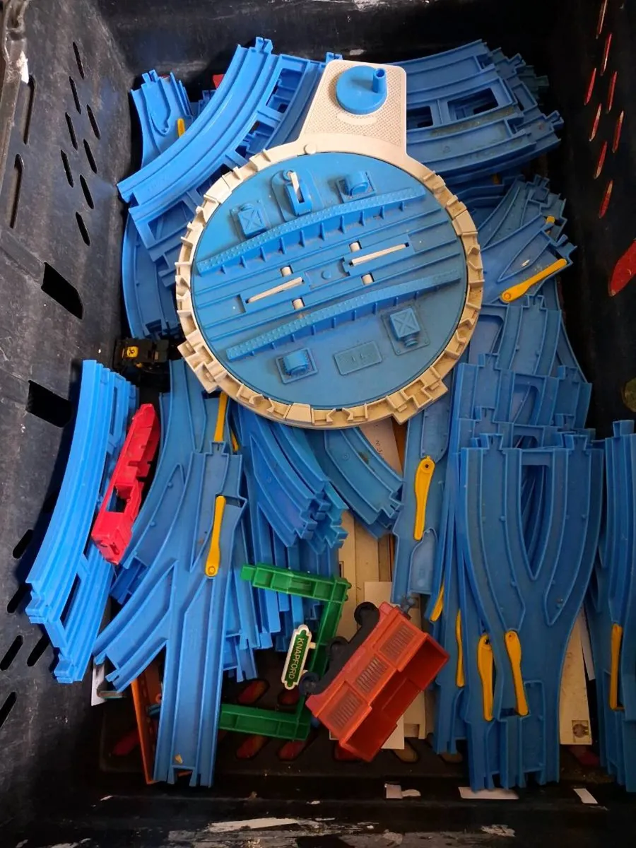 THOMAS AND FRENDS TRAINS - Image 2
