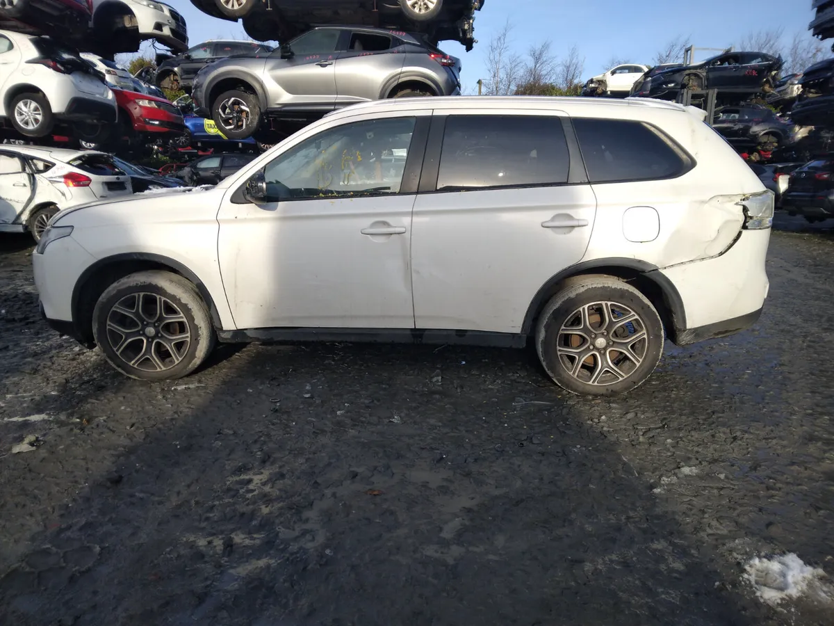 2015 Mitsubishi Outlander For Breaking/Dismantling - Image 2
