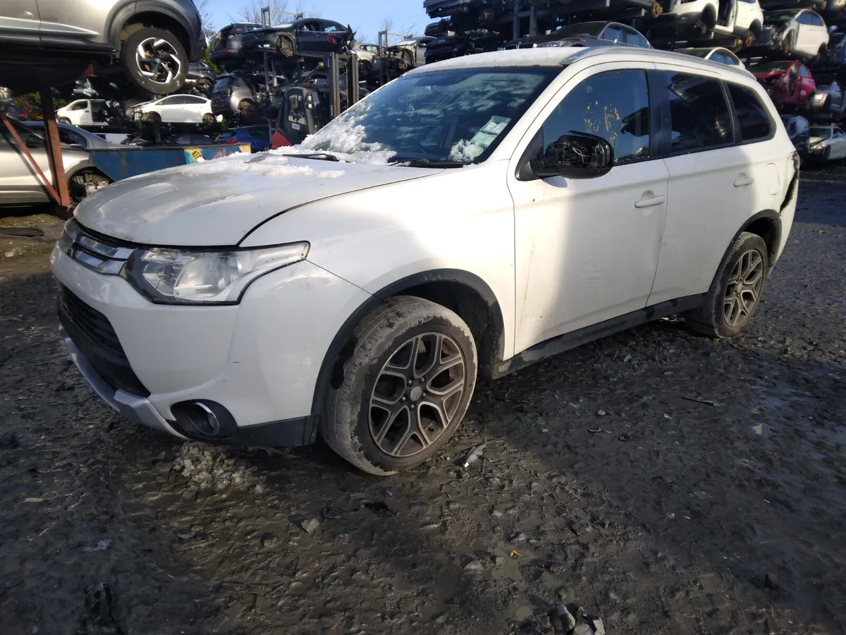 2015 Mitsubishi Outlander For Breaking/Dismantling - Image 1