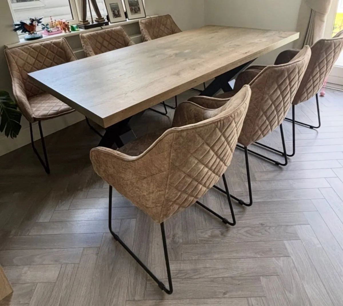 Table and chairs - Image 1