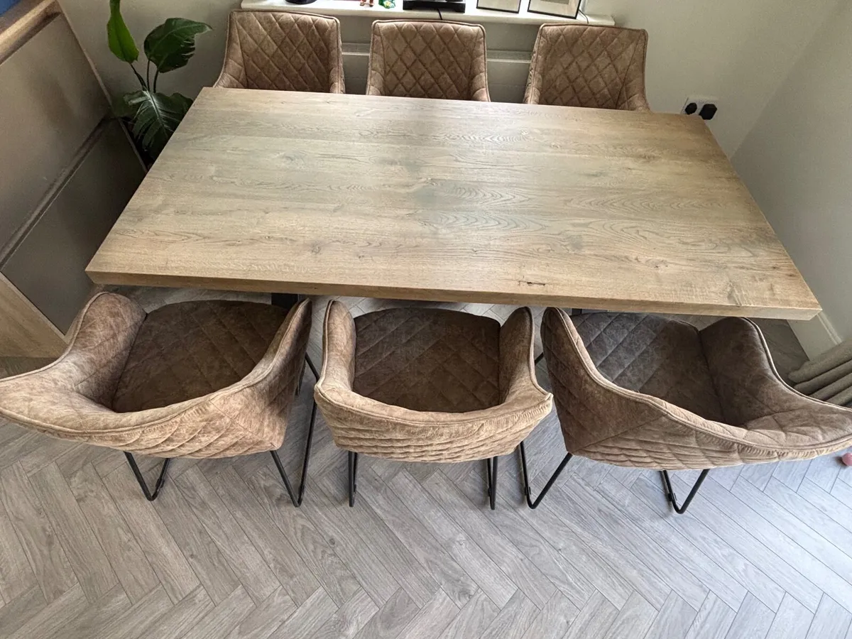 Table and chairs - Image 3