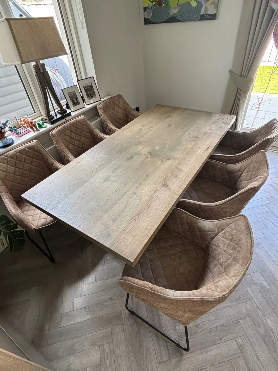 Table and chairs - Image 4