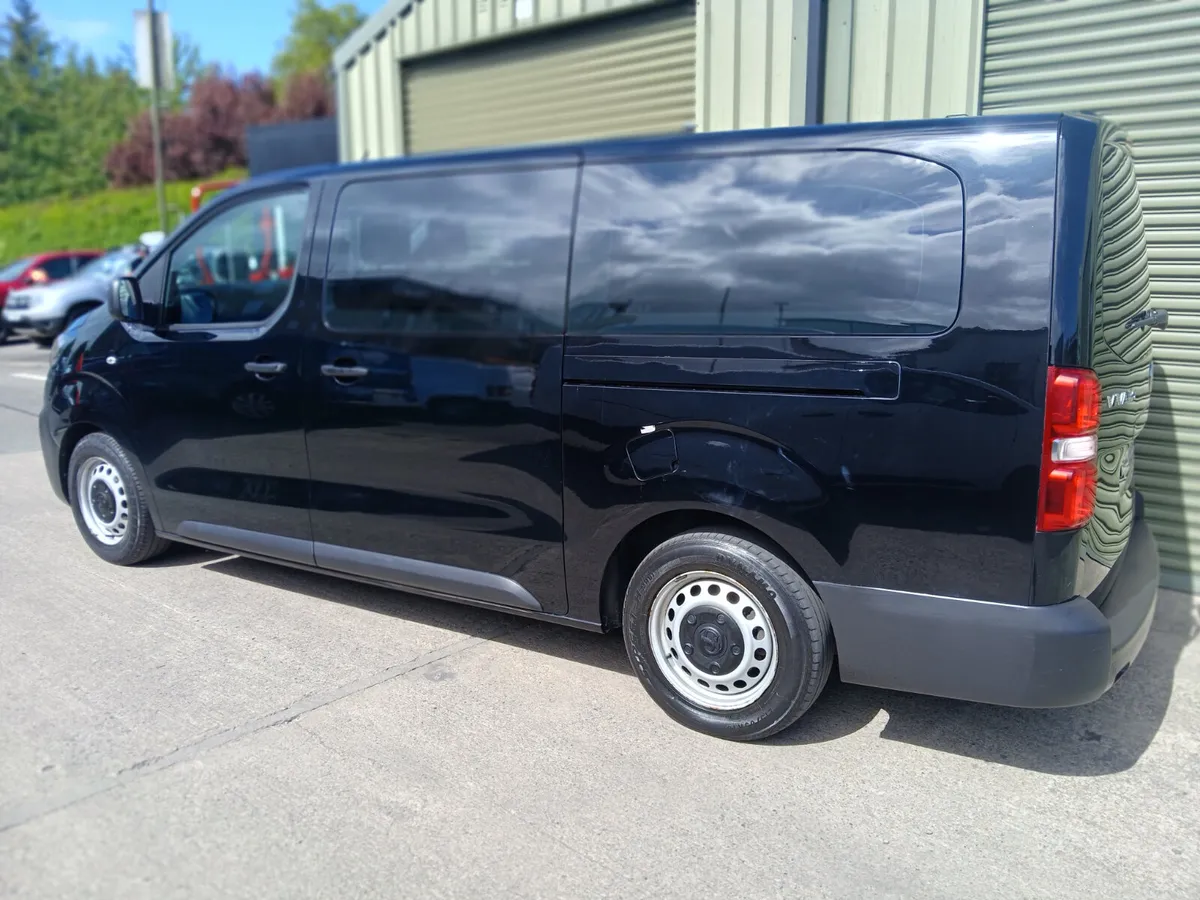 9 seater with low mileage 2022  immaculate - Image 3