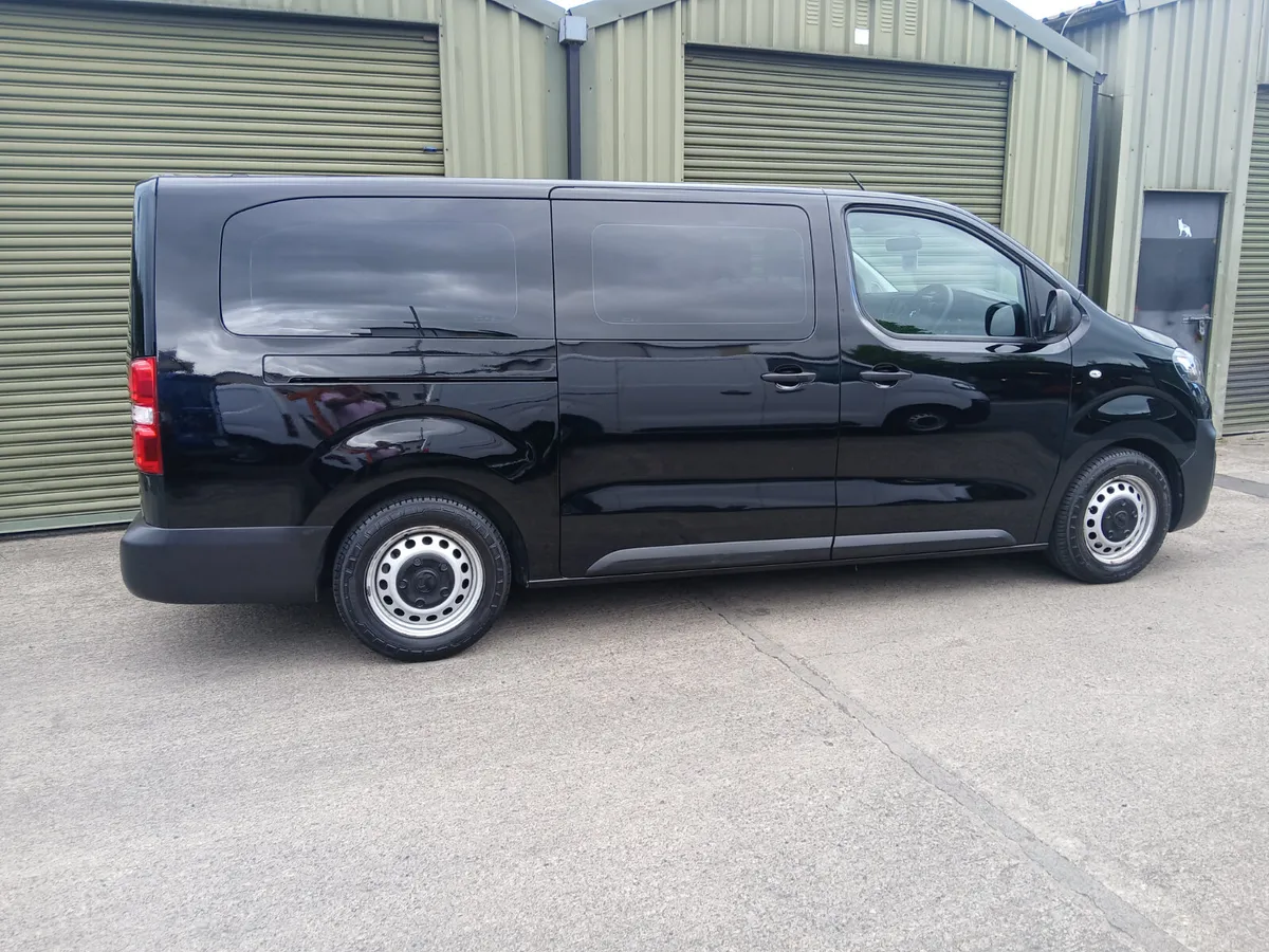9 seater with low mileage 2022  immaculate - Image 1