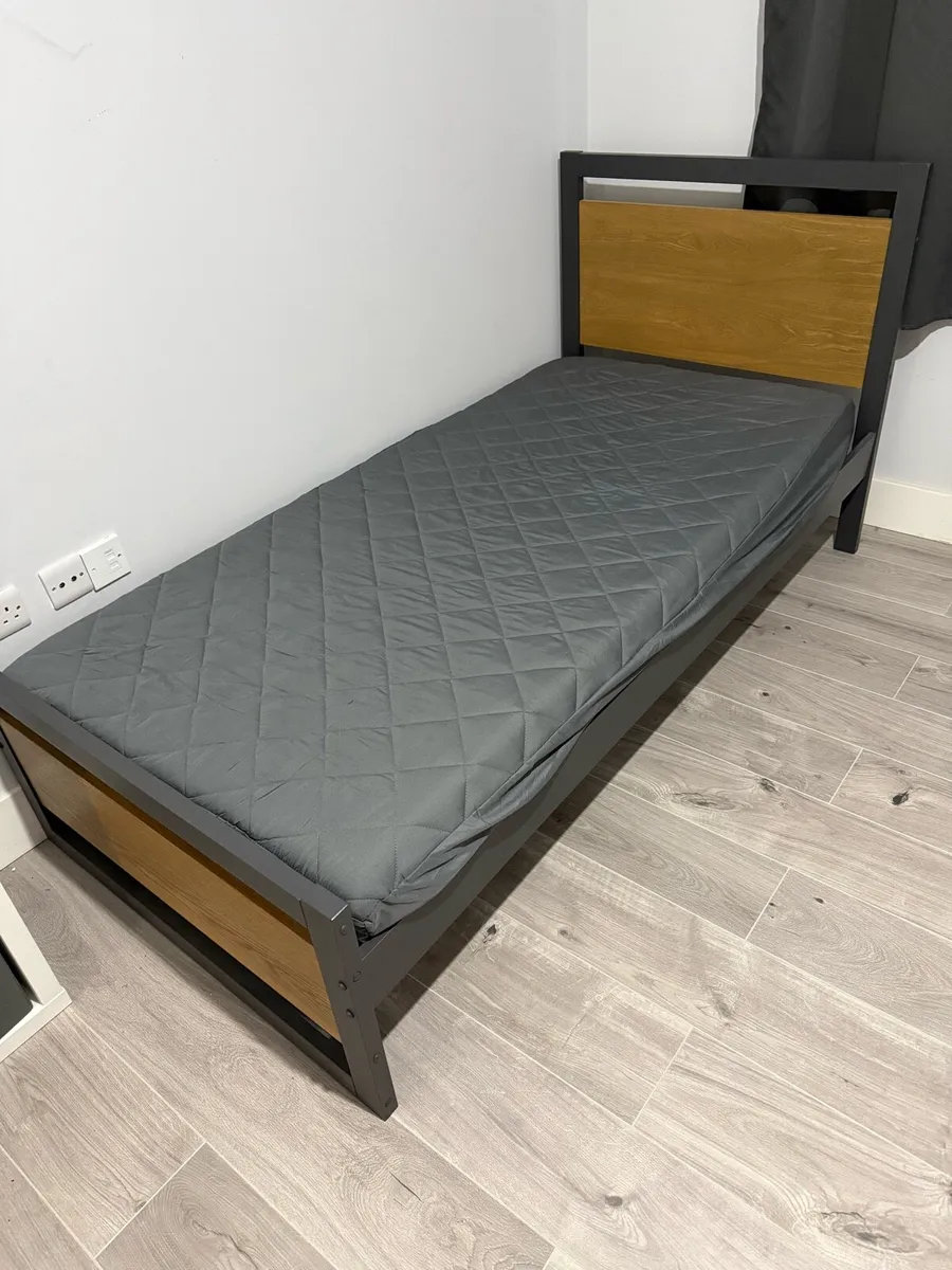 Single bed, Vanity chair - Image 1