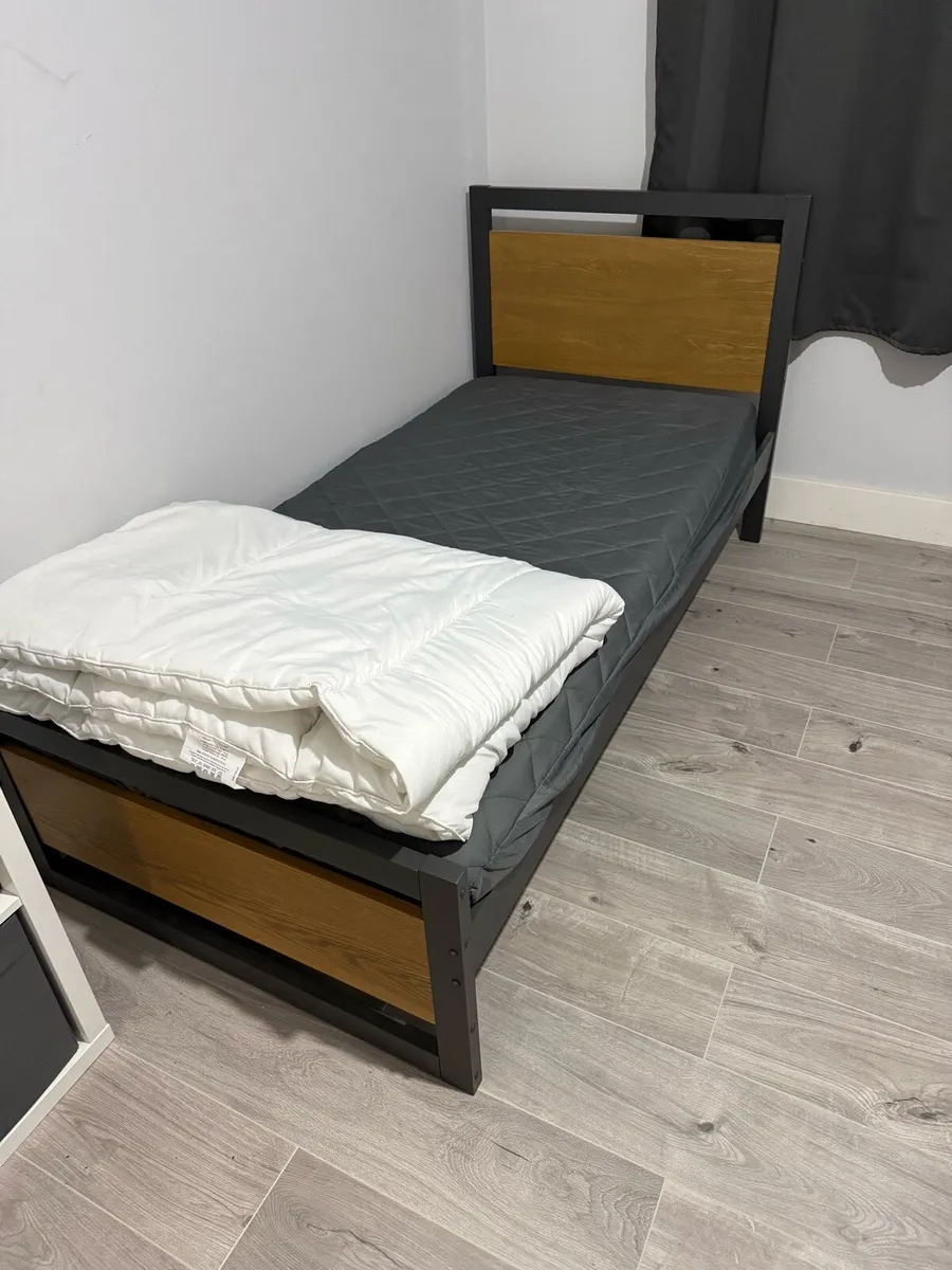Single bed, Vanity chair - Image 2