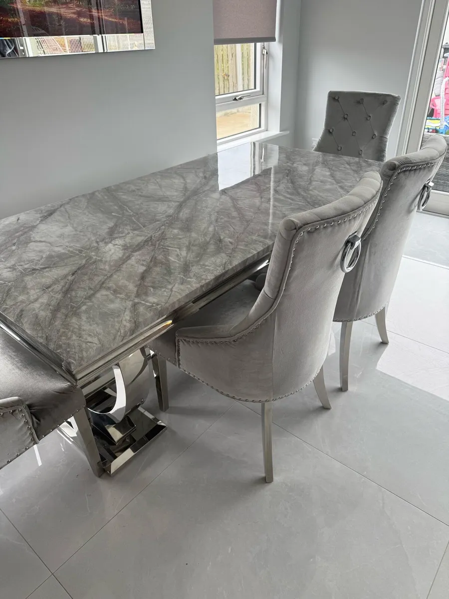 Kitchen table and chairs - Image 1