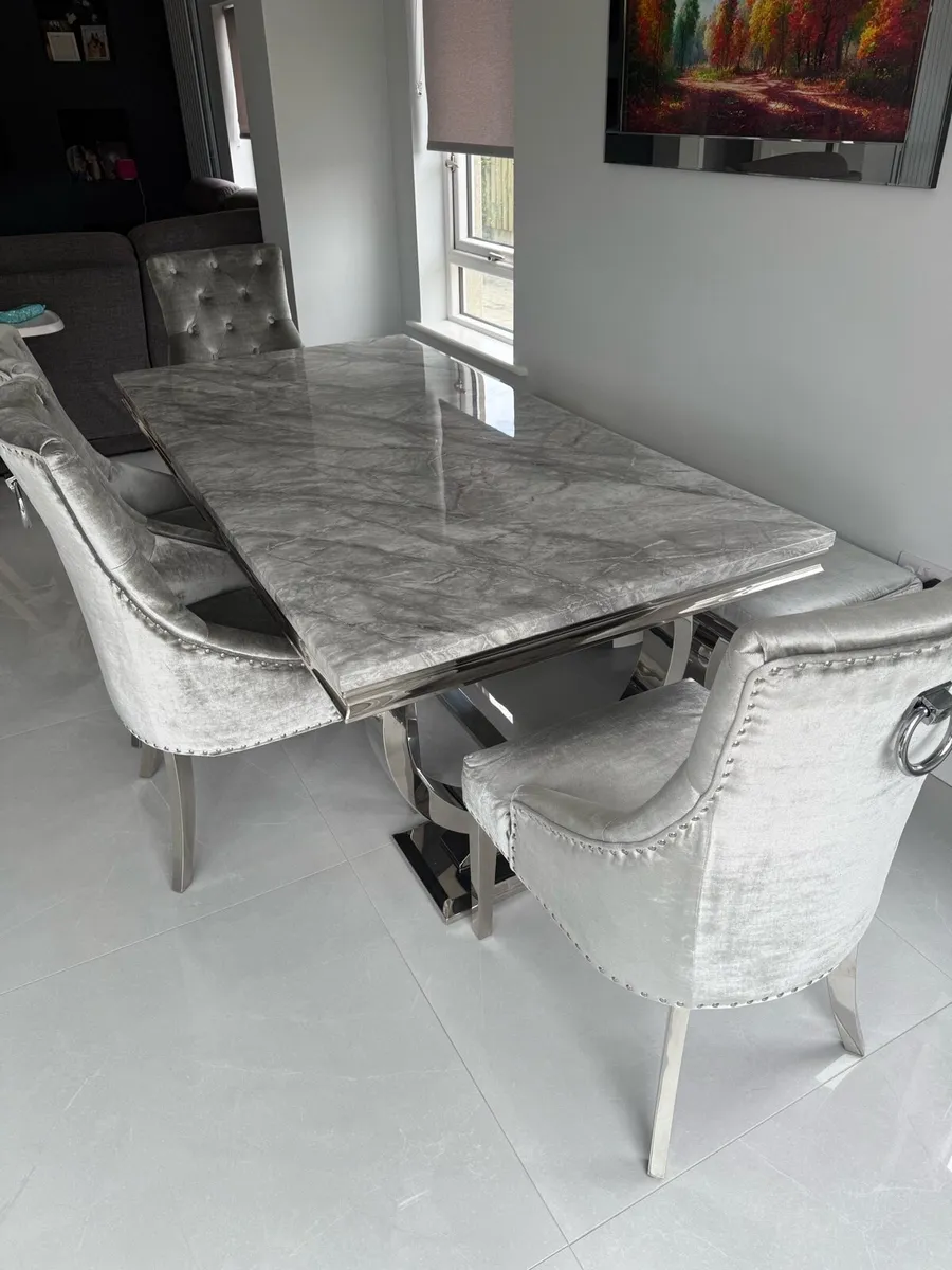 Kitchen table and chairs - Image 2