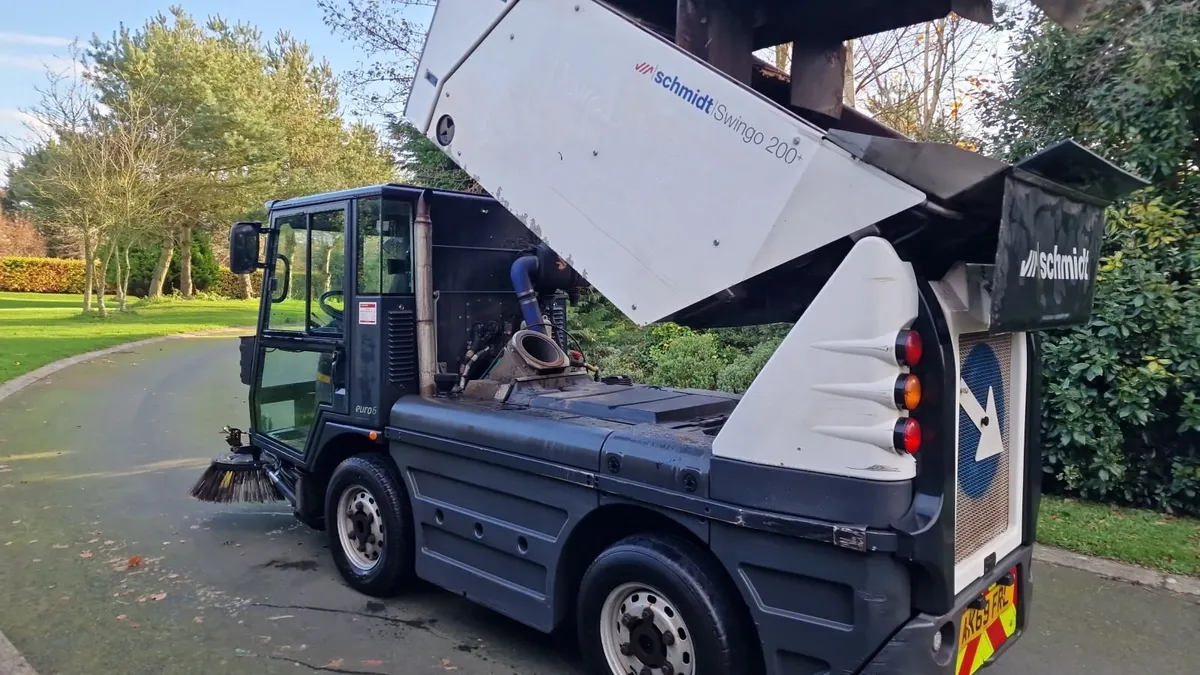 Schmidt Swingo 200+ Roadsweeper Road Sweeper - Image 3