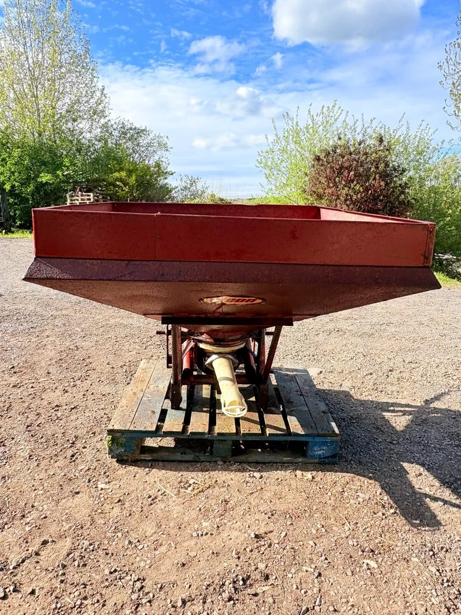 Vicon 1001 Fertliser sower 600kg - Image 1