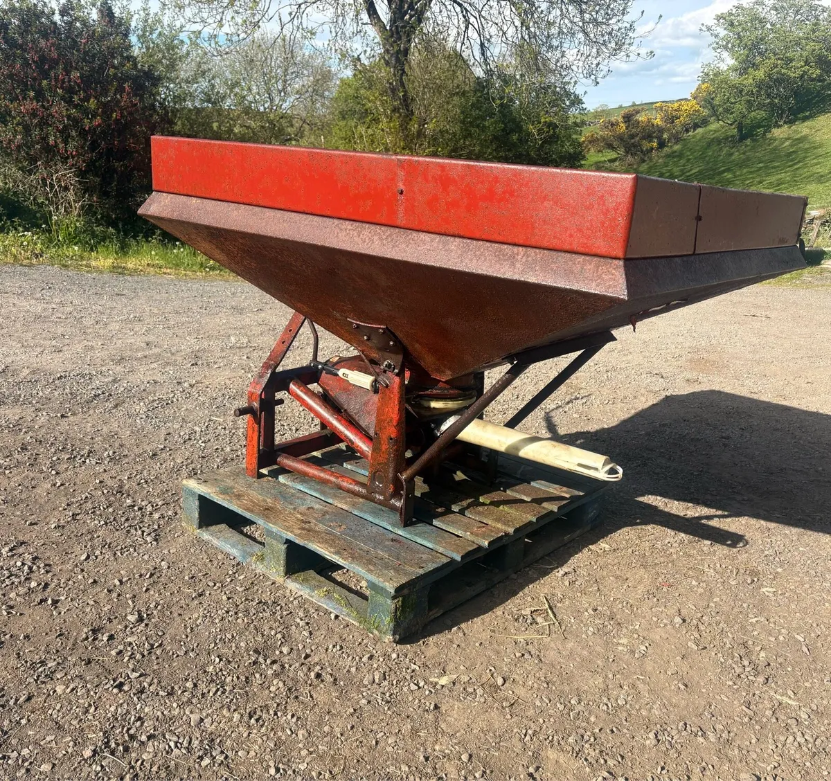 Vicon 1001 Fertliser sower 600kg - Image 2