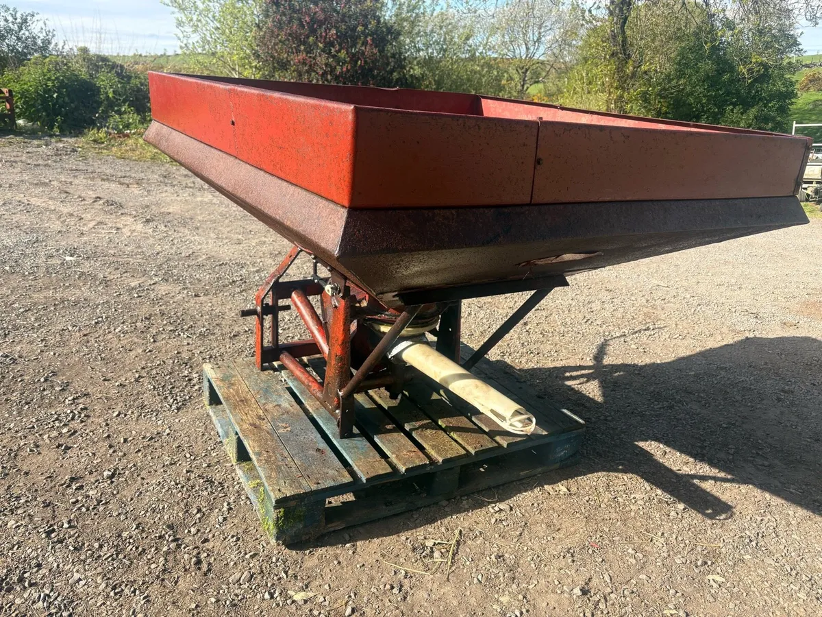 Vicon 1001 Fertliser sower 600kg - Image 3