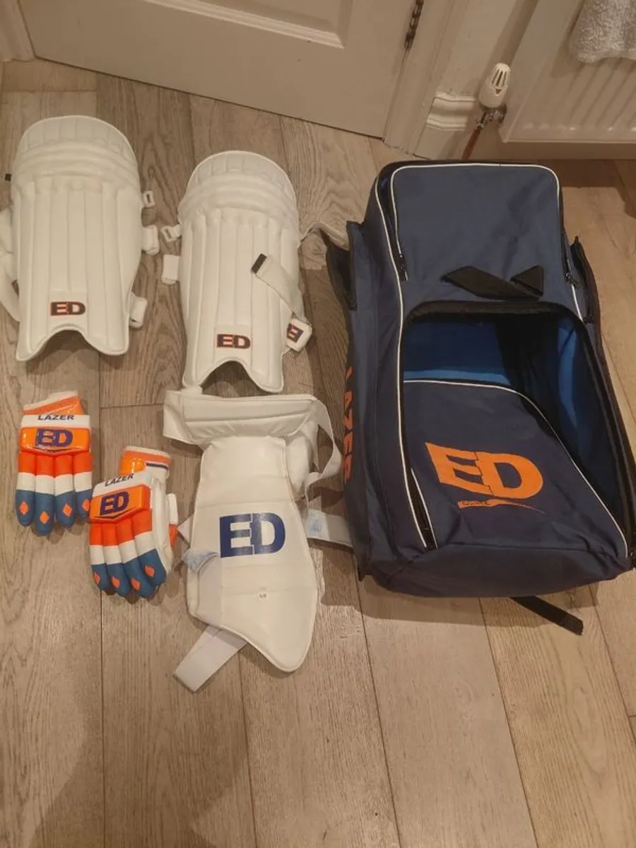 Youth Cricket Set including Sports Hub Legend  bat and  Masuri Helmet - Image 1