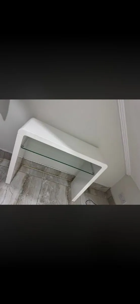 White side table - Image 1