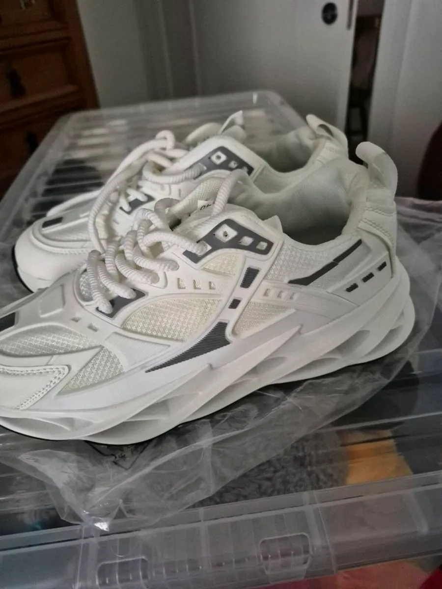 SKATEBOARD TRAINERS - Image 1