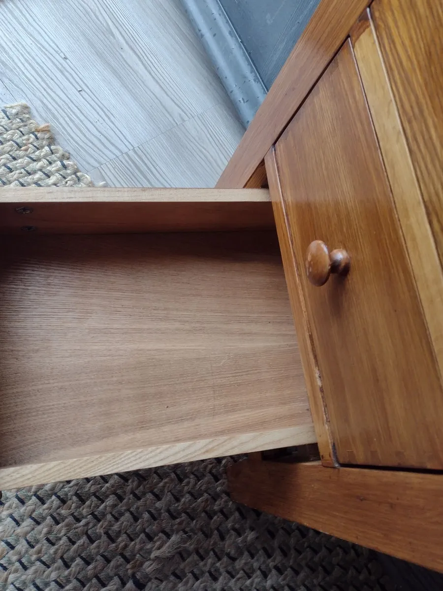 Vintage heavy Oak side table with 3 small drawers - Image 4