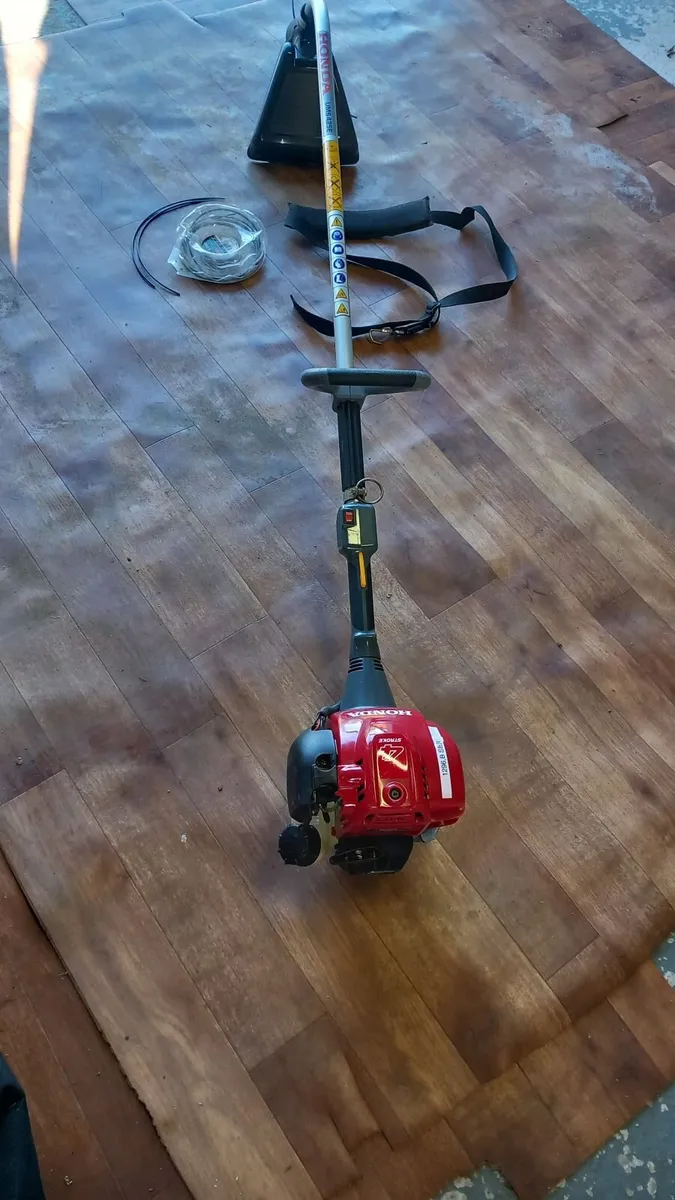 Honda 4-Stroke Petrol Grass Strimmer - Image 1