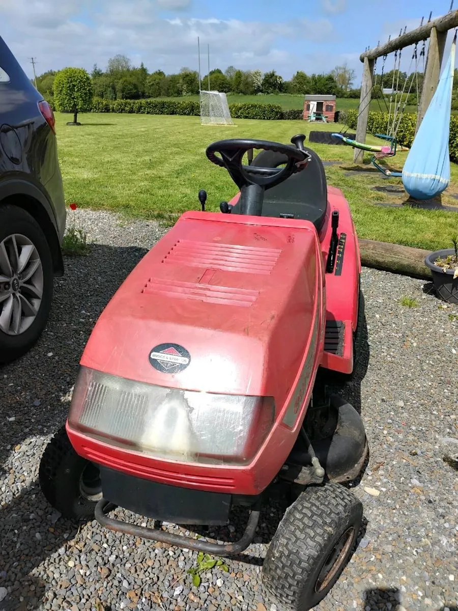 Ride on lawnmower - Image 1