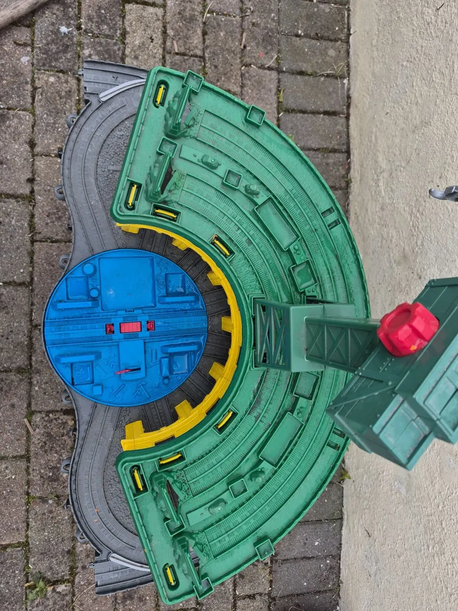 Thomas and friends station and tracks - Image 1