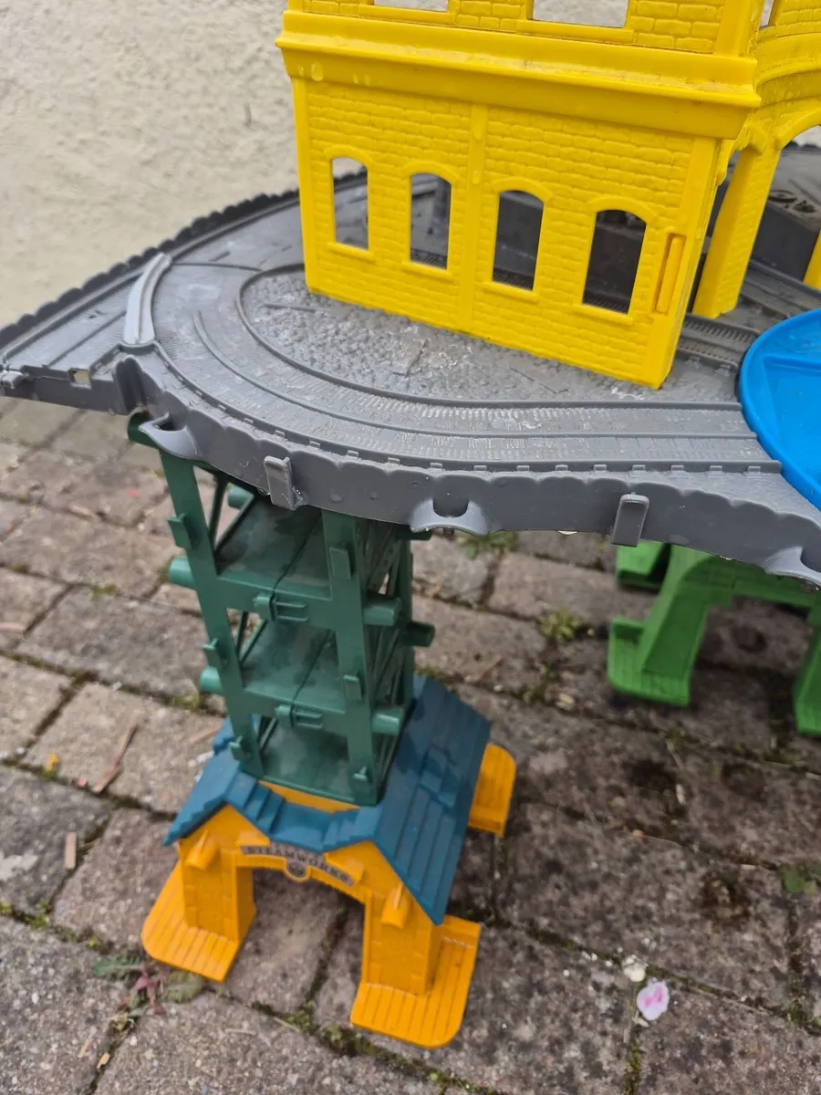 Thomas and friends station and tracks - Image 4