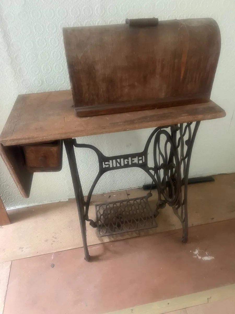 Singer sewing machine - Image 1