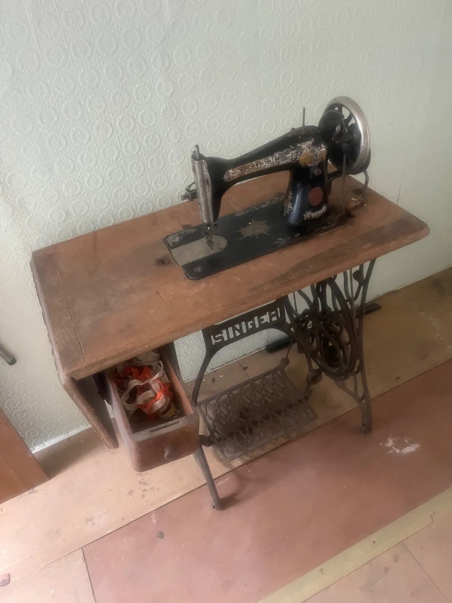 Singer sewing machine - Image 3