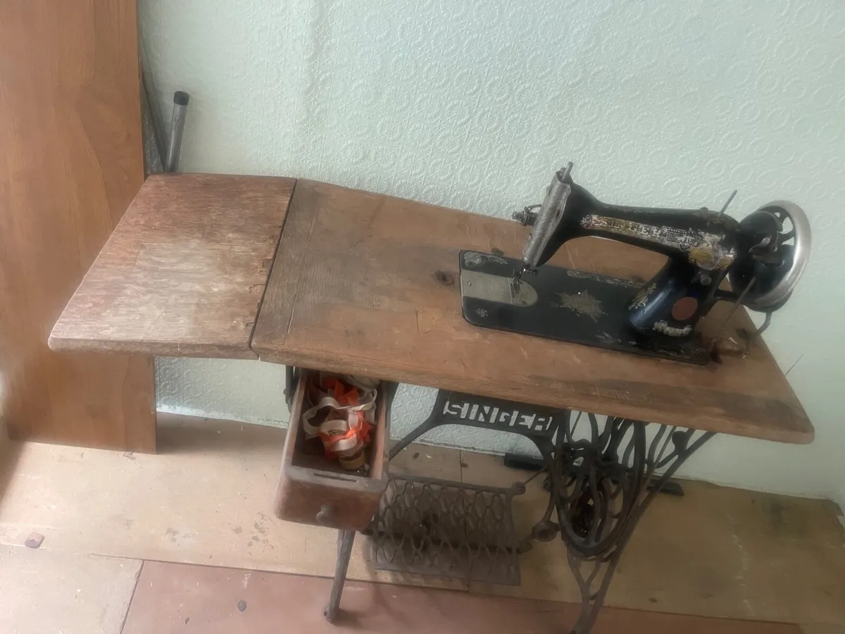 Singer sewing machine - Image 4