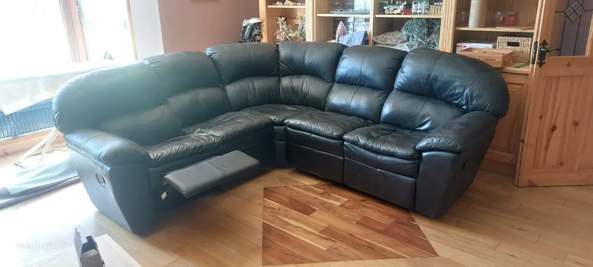 Corner leather couch - Image 1