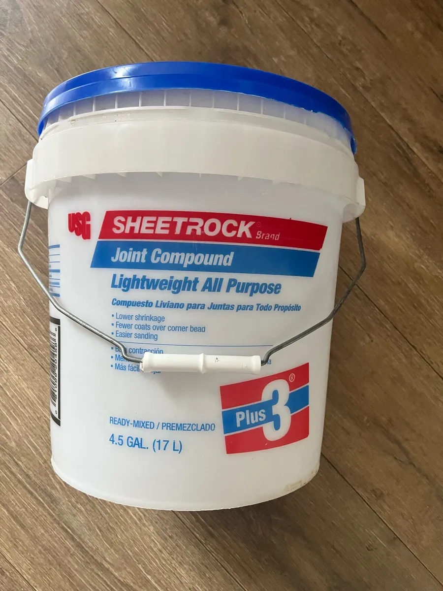Hard plastic bucket with a lid - Image 1