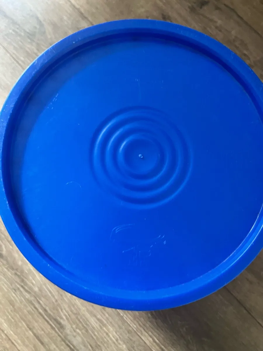 Hard plastic bucket with a lid - Image 2