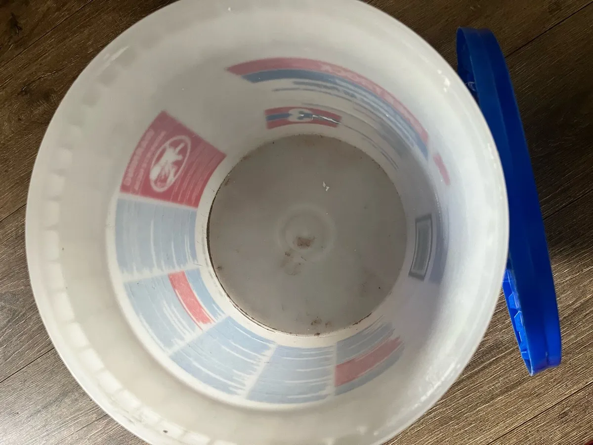 Hard plastic bucket with a lid - Image 3
