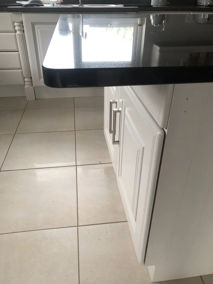 Granite kitchen island top - Image 2